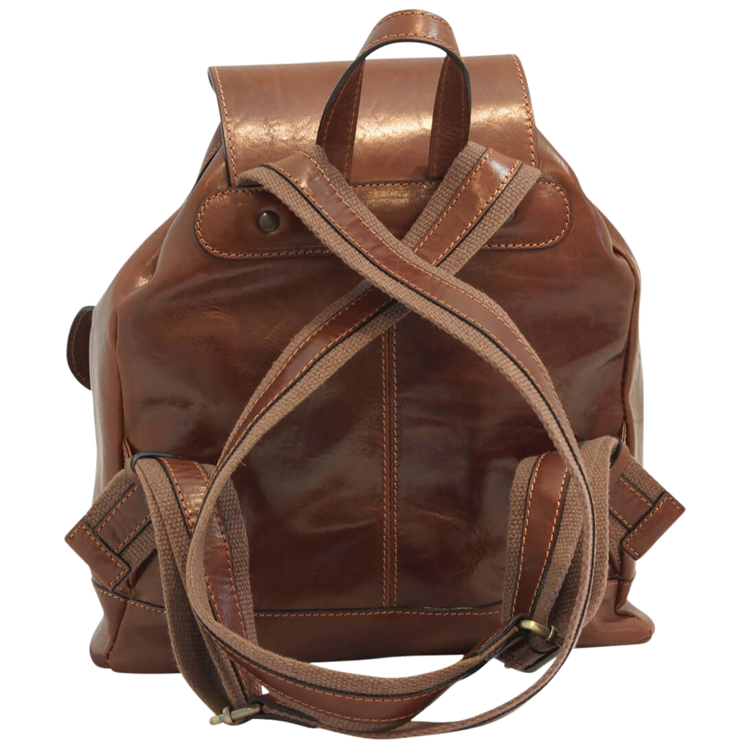 Zaino in pelle marrone con tracolla e chiusura frontale con fibbie
