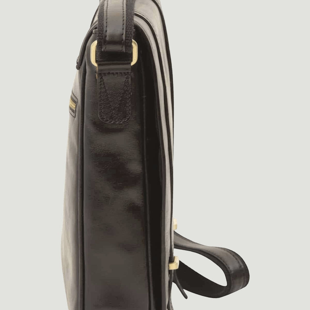 Borsa messenger in pelle di vitello nera, lato con anello per tracolla