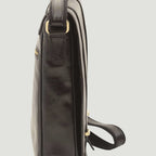 Borsa messenger in pelle di vitello nera, lato con anello per tracolla