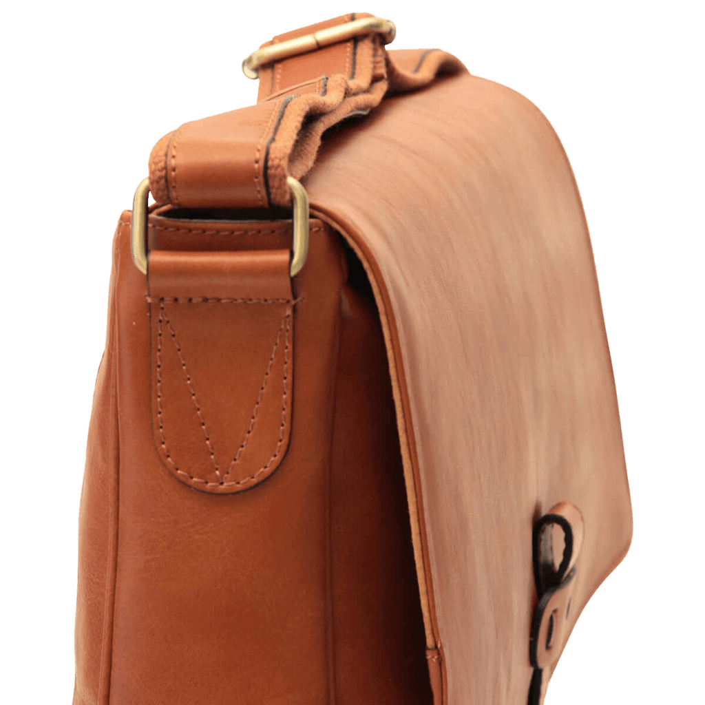 Borsa messenger in pelle marrone coloniale, chiusura con fibbia e tracolla regolabile