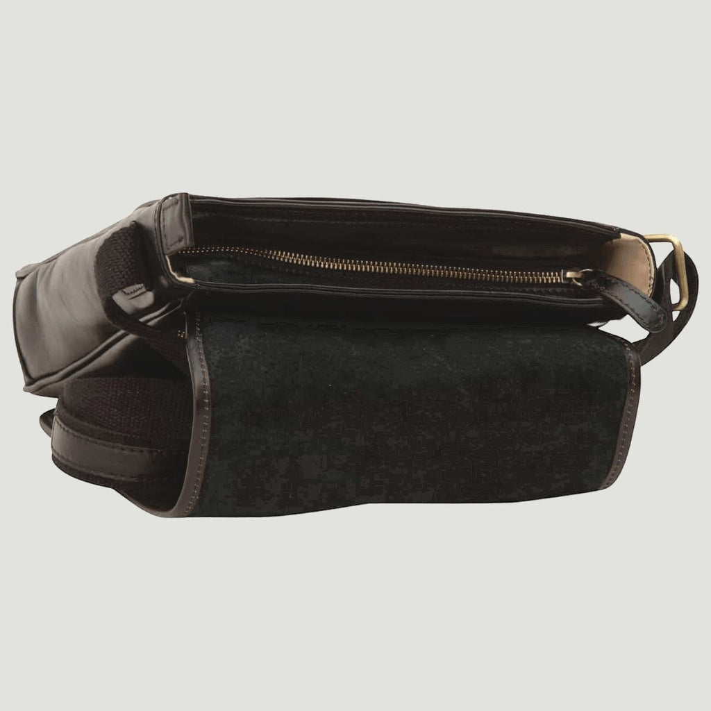 Borsa messenger in pelle di vitello nera con zip superiore e tracolla laterale