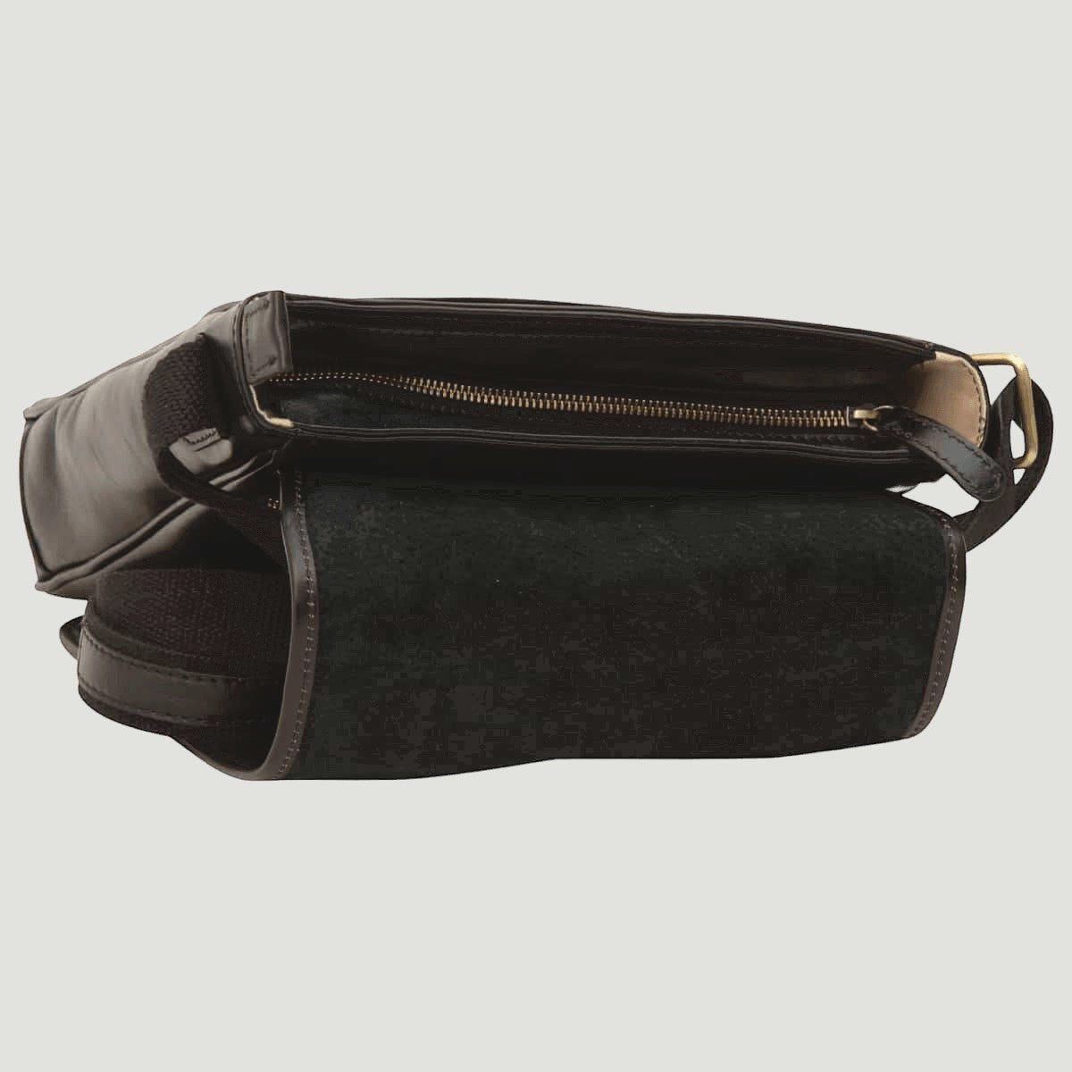 Borsa messenger in pelle di vitello nera con zip superiore e tracolla laterale