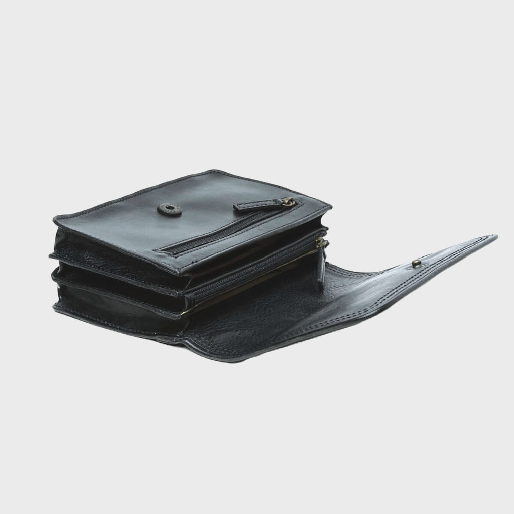 Pochette in pelle nera aperta con scomparti interni e pattina con bottoni