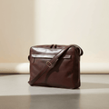 Borsa messenger in pelle marrone scuro con tracolla regolabile e fibbia