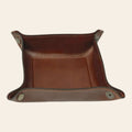 Vassoio portaoggetti in pelle marrone con bordi rialzati e cuciture decorative
