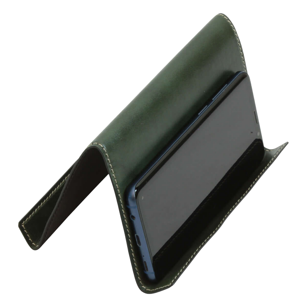 Supporto in pelle verde per iPad e iPhone, vista laterale con dispositivo inclinato