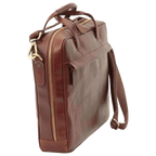 Cartella in pelle marrone con tasca frontale con zip e tracolla regolabile.