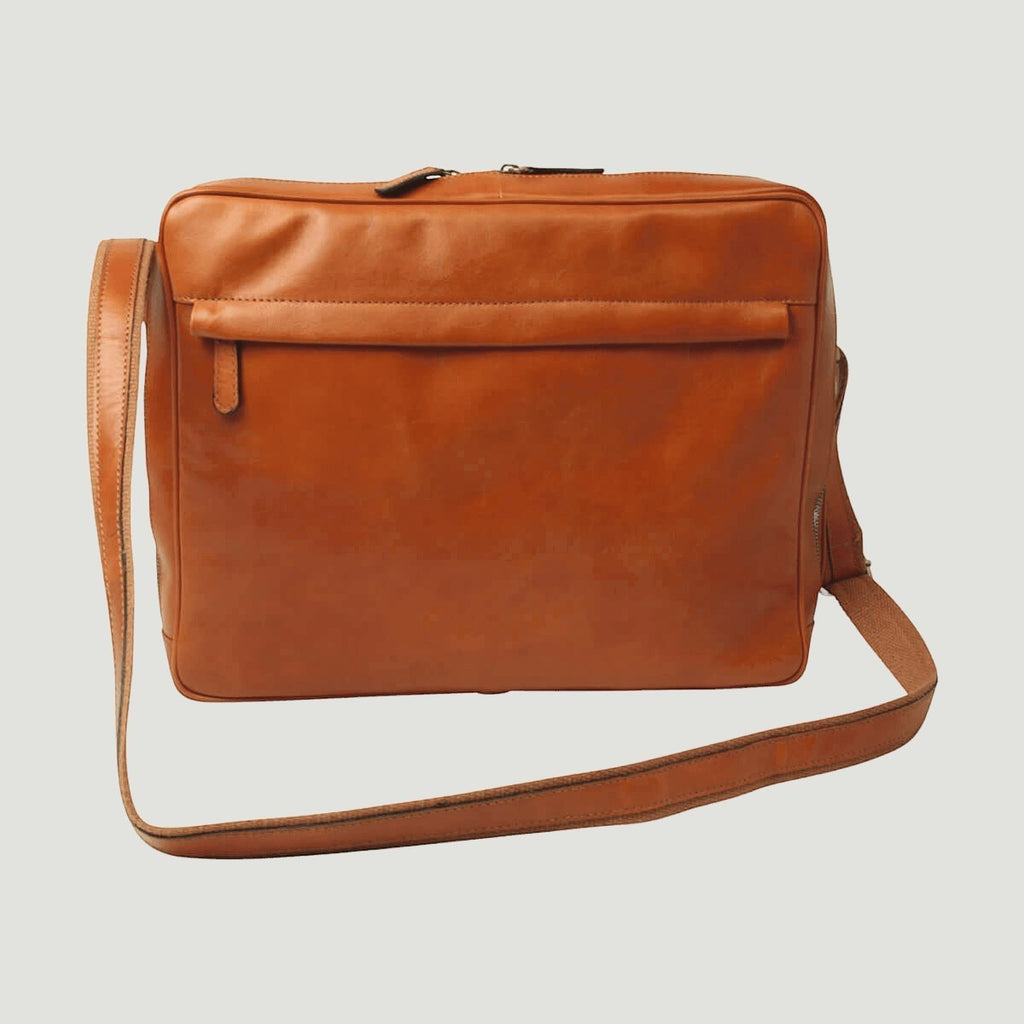 Borsa messenger in pelle marrone con patta e tracolla regolabile
