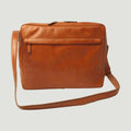 Borsa messenger in pelle marrone con patta e tracolla regolabile