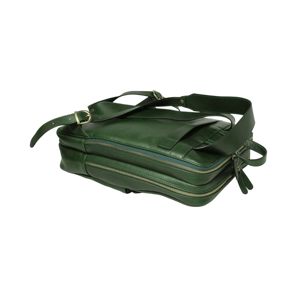 Zaino in pelle verde con tracolla regolabile e doppia zip centrale
