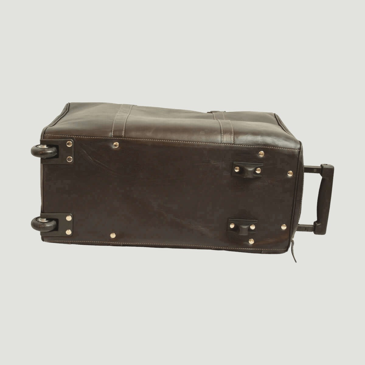 Borsone da viaggio in pelle marrone scuro con rivetti, base e maniglia trolley