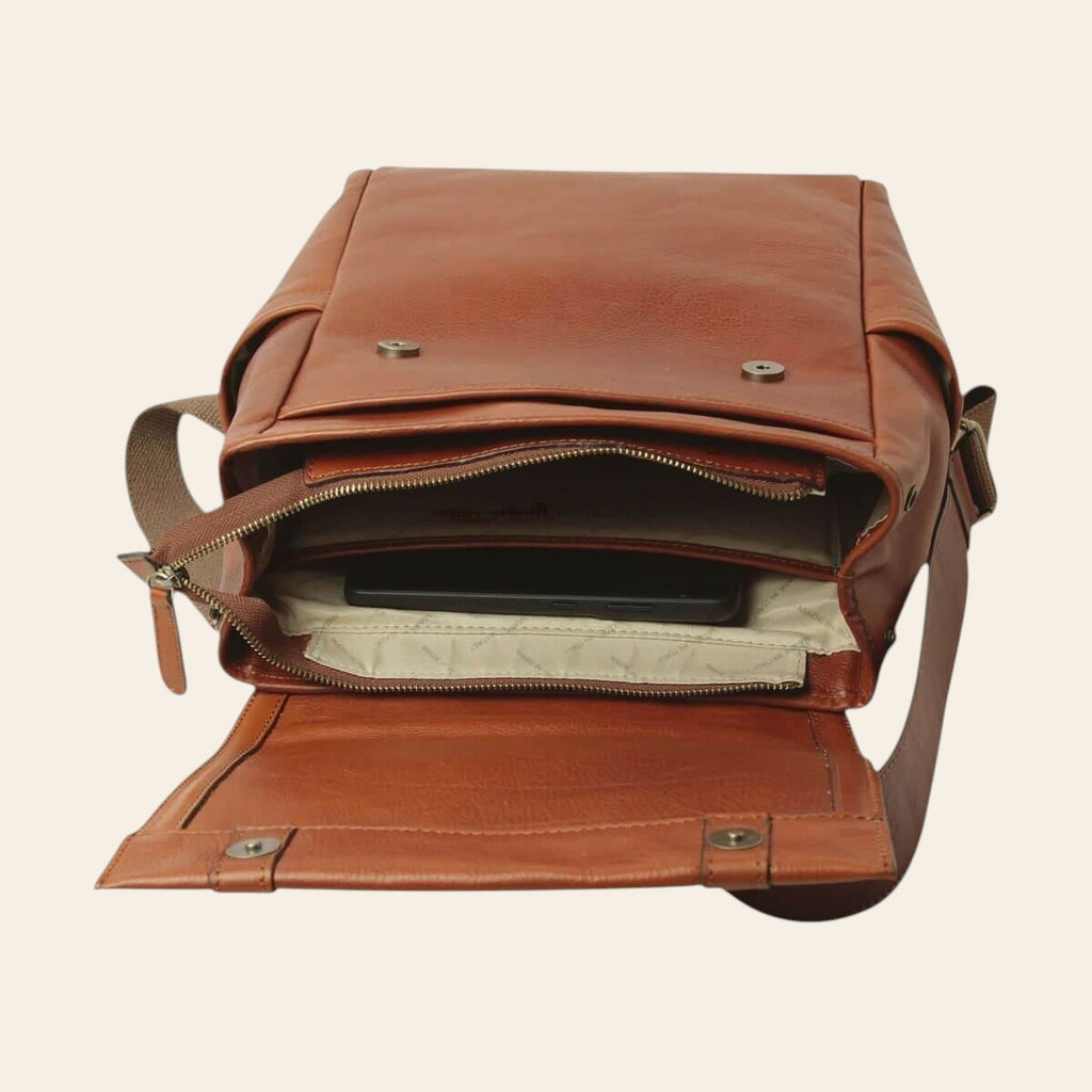 Zaino in pelle teak per laptop con cerniera e apertura superiore, interno chiaro