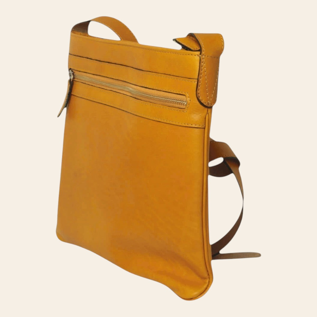 Borsa a tracolla in pelle giallo ocra, vista laterale, con zip e tracolla