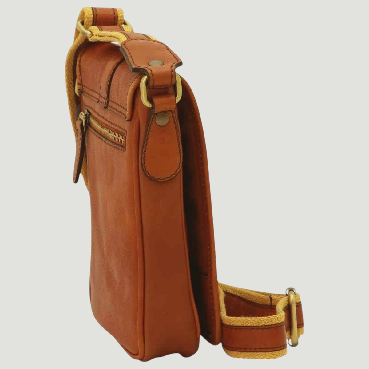 Borsa a tracolla in pelle cuoio vista laterale, chiusura a fibbia e tracolla