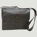 Borsa messenger in pelle scura con pattina e fibbie, tracolla con fibbia