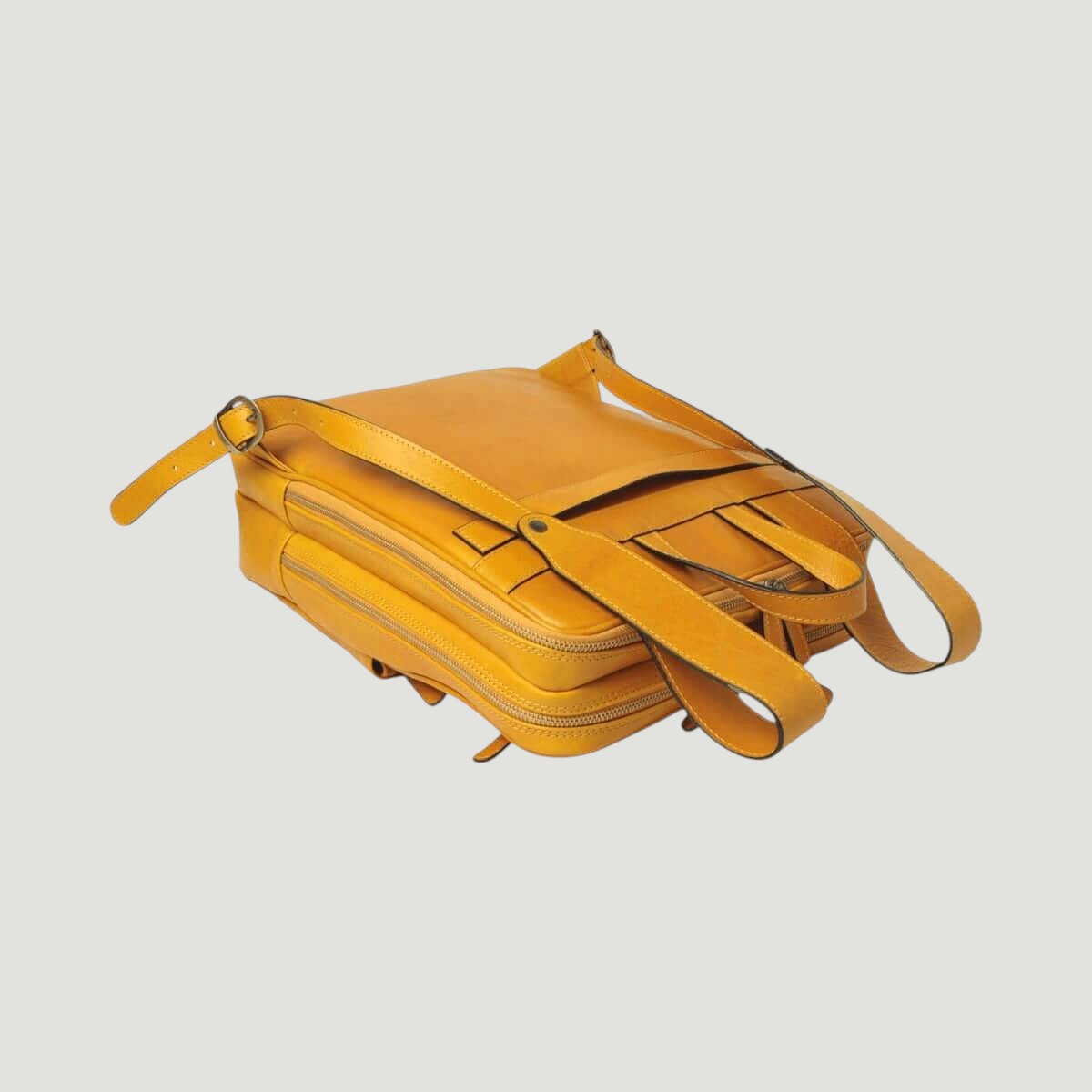 Zaino in pelle giallo ocra con interno a vista e tasca con cerniera