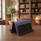 Supporto iPad/iPhone in pelle blu cobalto, base nera inclinabile