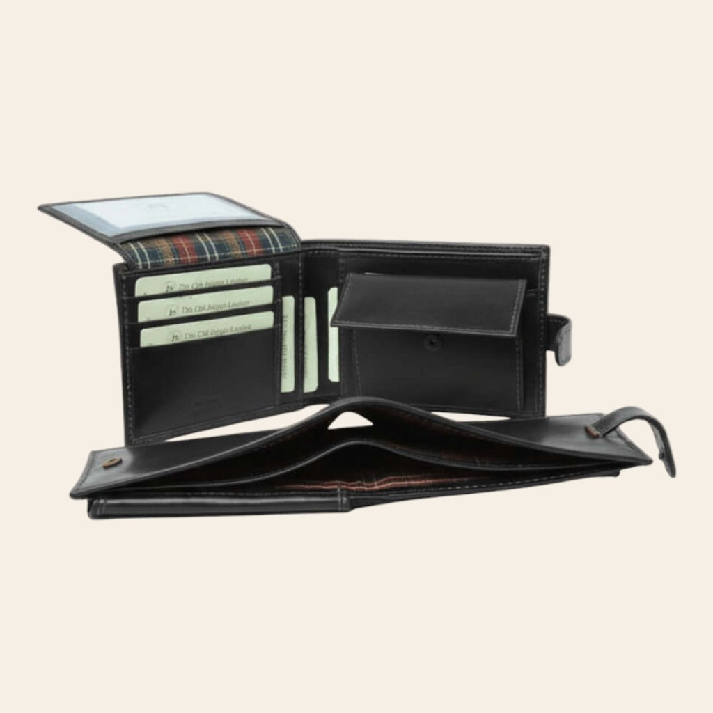 Portafoglio bifold in pelle nera aperto con slot per carte e portamonete