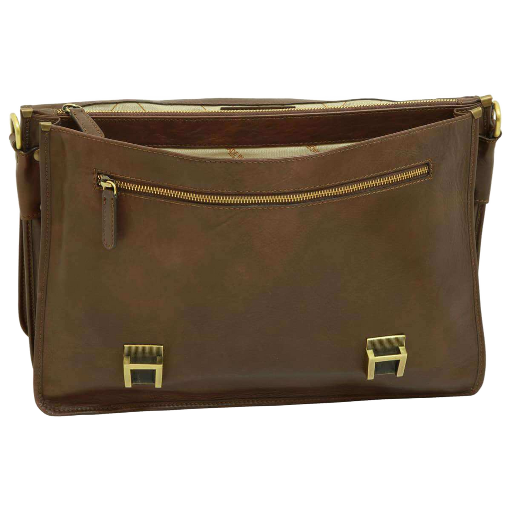 Cartella in pelle marrone scuro con tasca frontale e zip, chiusure metalliche.