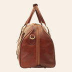 Borsone da viaggio in pelle marrone con zip laterale e manico ad anello.