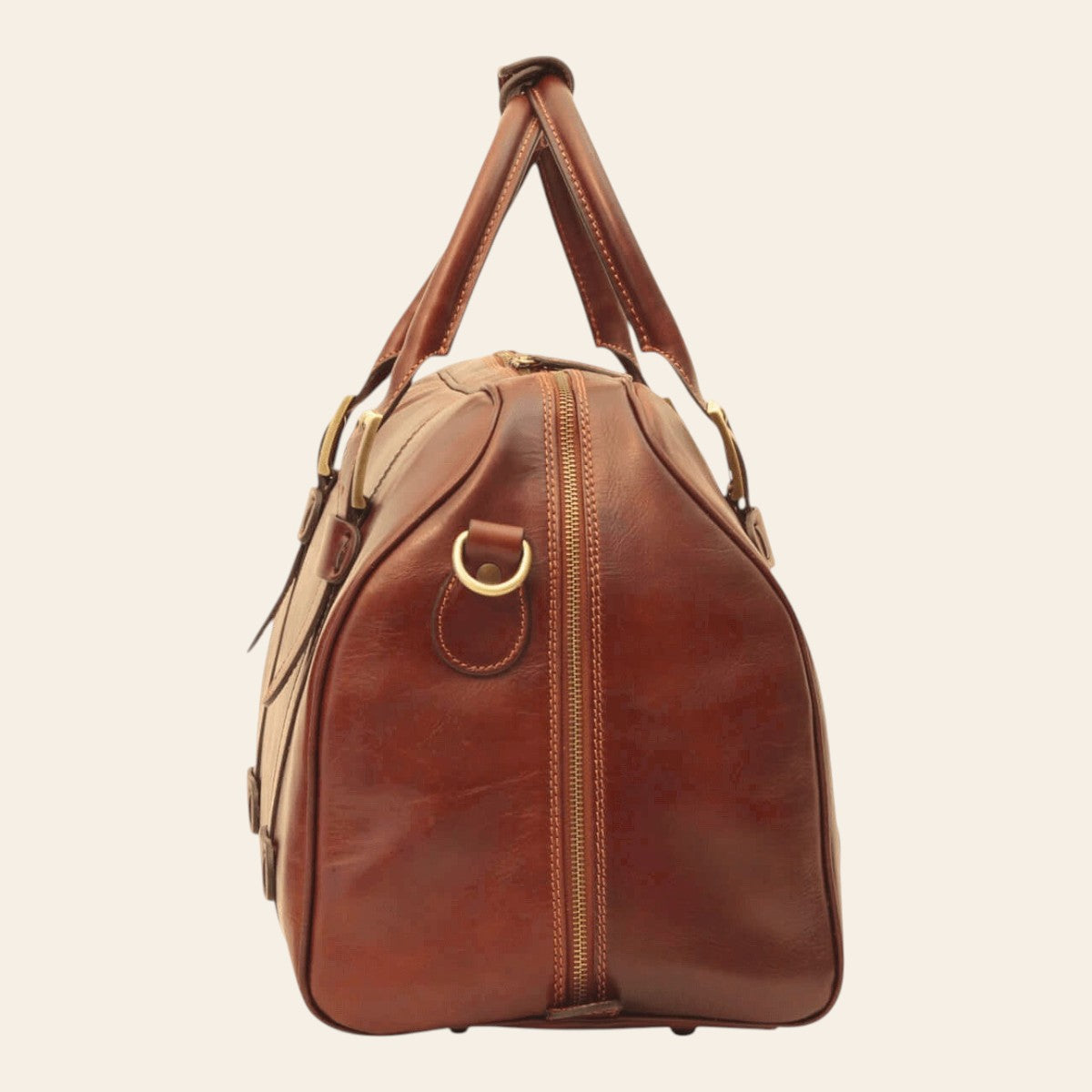 Borsone da viaggio in pelle marrone con zip laterale e manico ad anello.