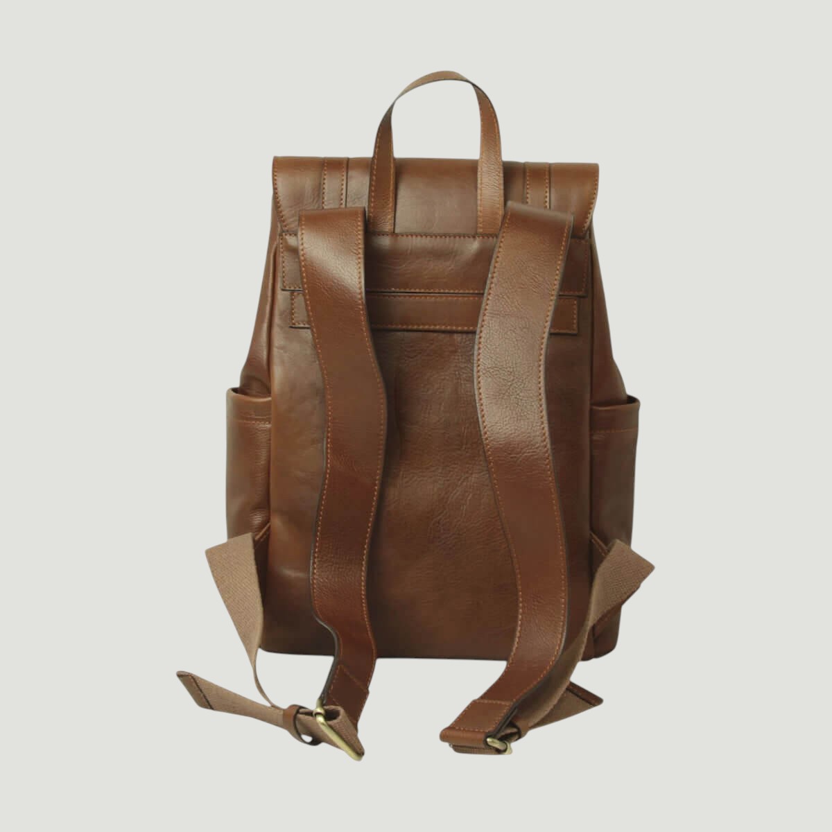 Zaino in pelle marrone con schienale imbottito e tracolle regolabili, fibbie.
