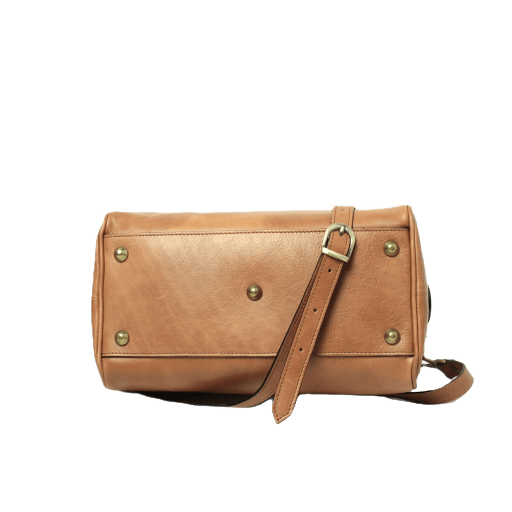 Bauletto in pelle color cuoio con patta frontale e bottoni metallici