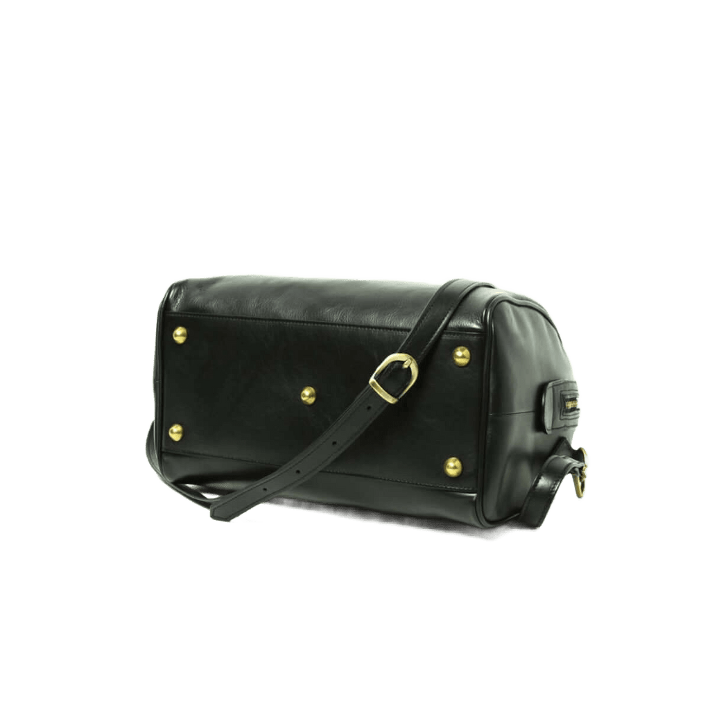 Borsa bauletto in pelle nera con tracolla e borchie metalliche sul davanti.