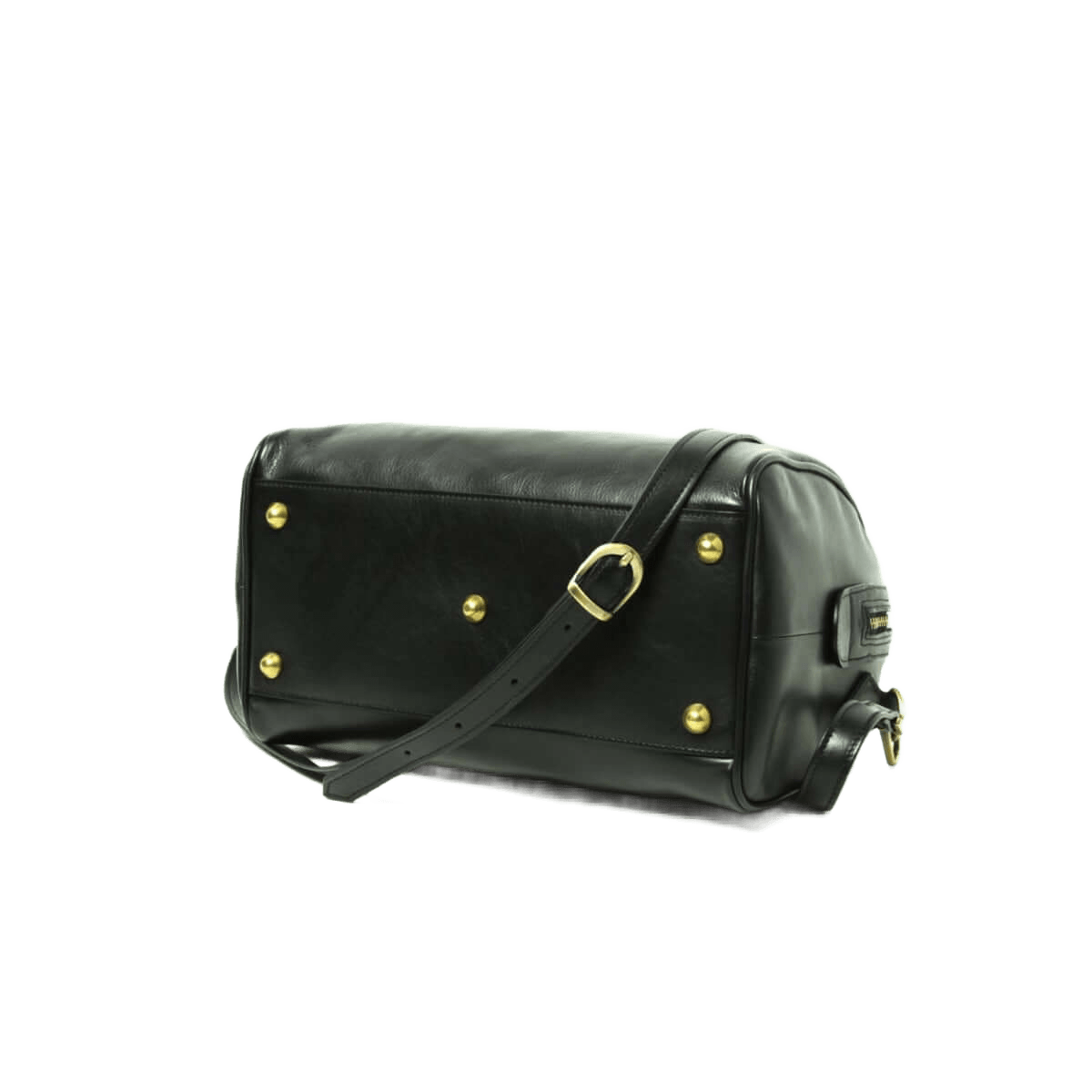 Borsa bauletto in pelle nera con tracolla e borchie metalliche sul davanti.