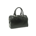 Borsa bauletto in pelle nera con due manici e fibbie metalliche, chiusura a zip.
