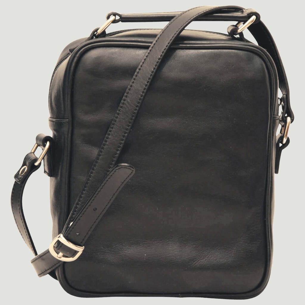 Borsa a tracolla in pelle nera con tasca frontale e tracolla regolabile, chiusura zip
