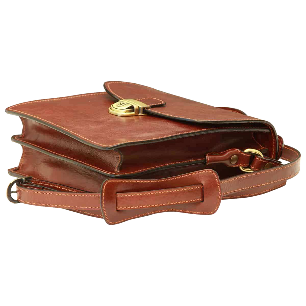 Borsa a tracolla in pelle marrone con patta ripiegabile e bordo con cuciture