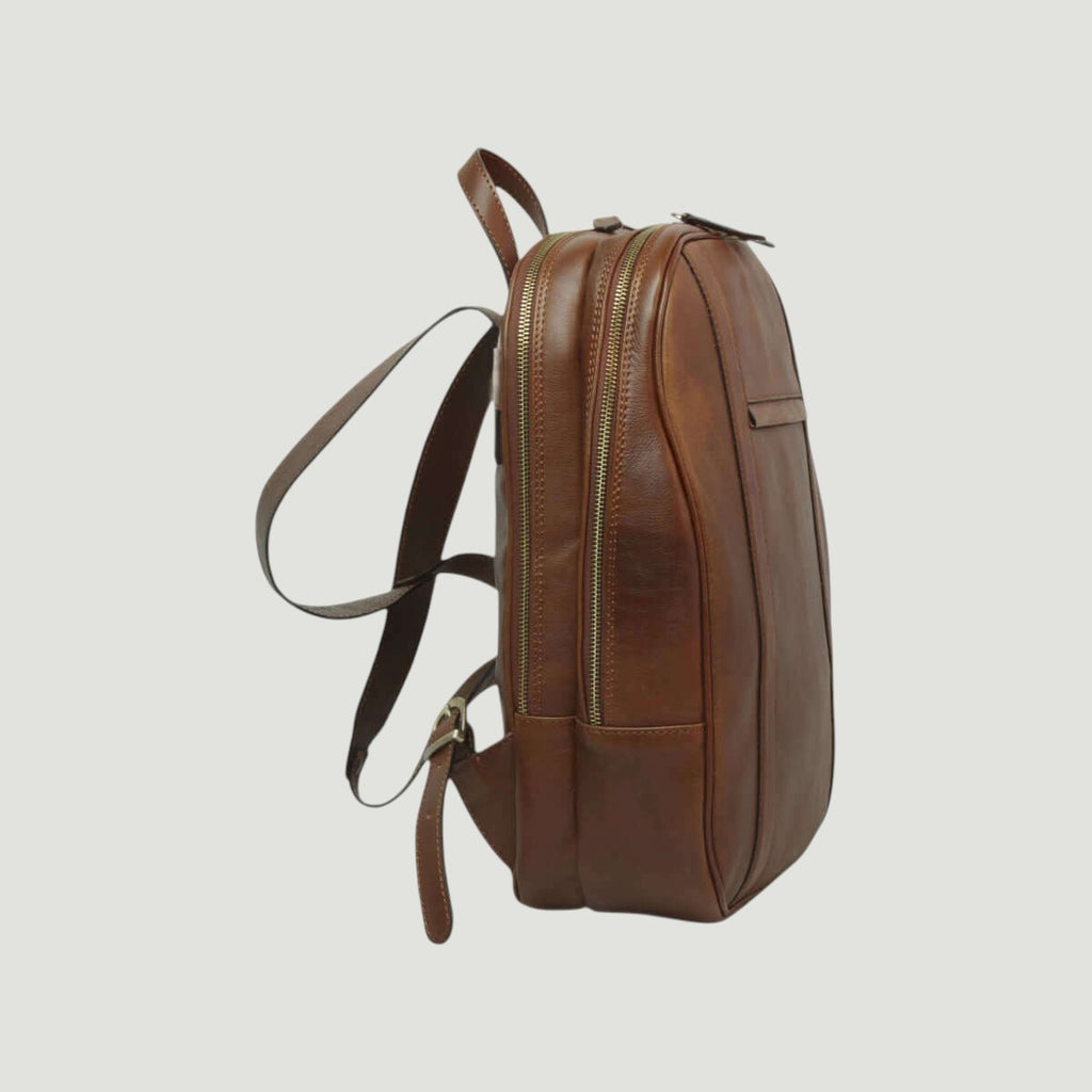 Zaino in pelle color castagna con zip laterale e cinturino regolabile