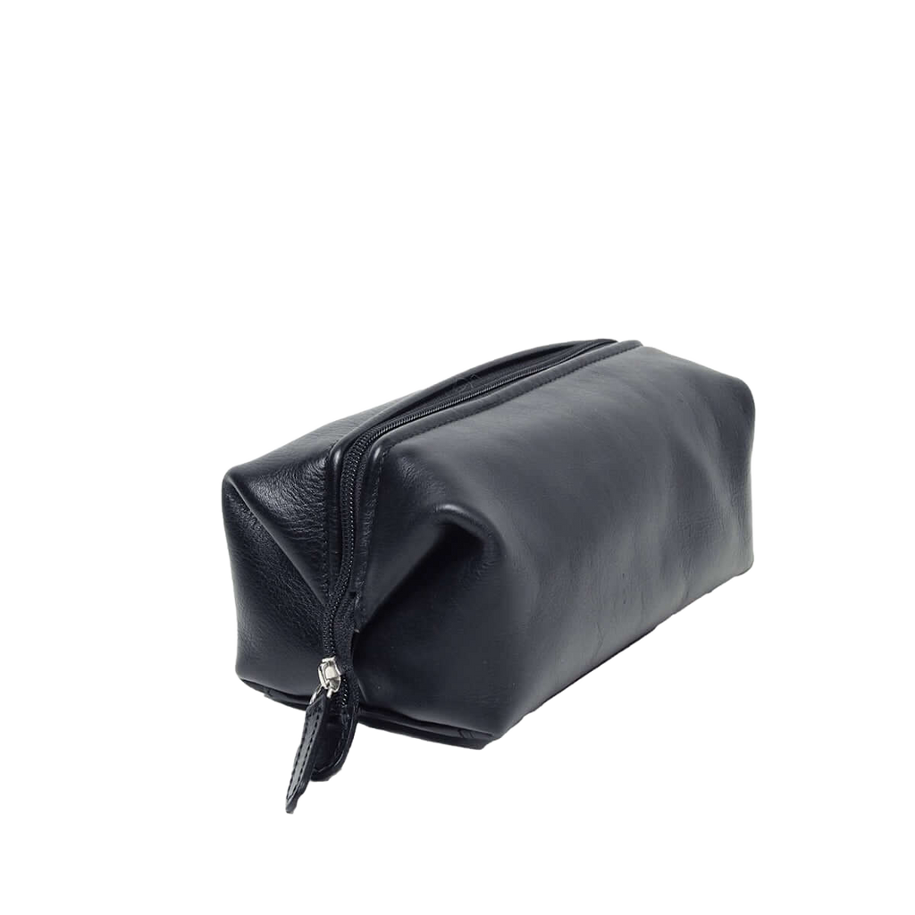 Beauty case in pelle nero con zip frontale e profilo sagomato