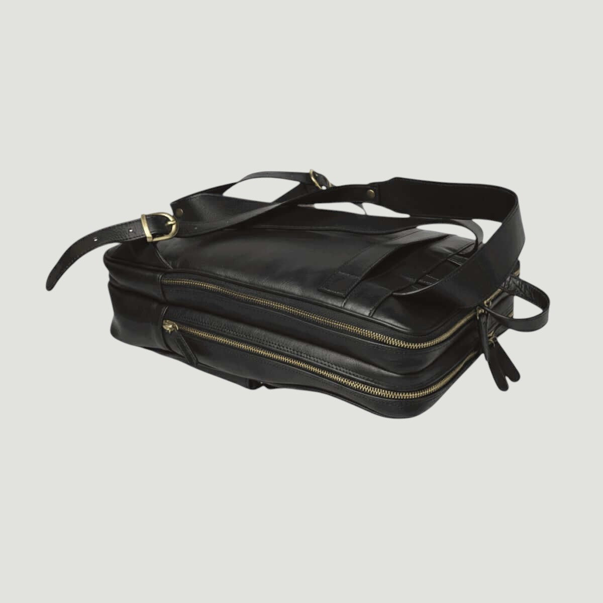 Zaino in pelle nera con manico superiore, tracolla e zip frontale, cinturini.