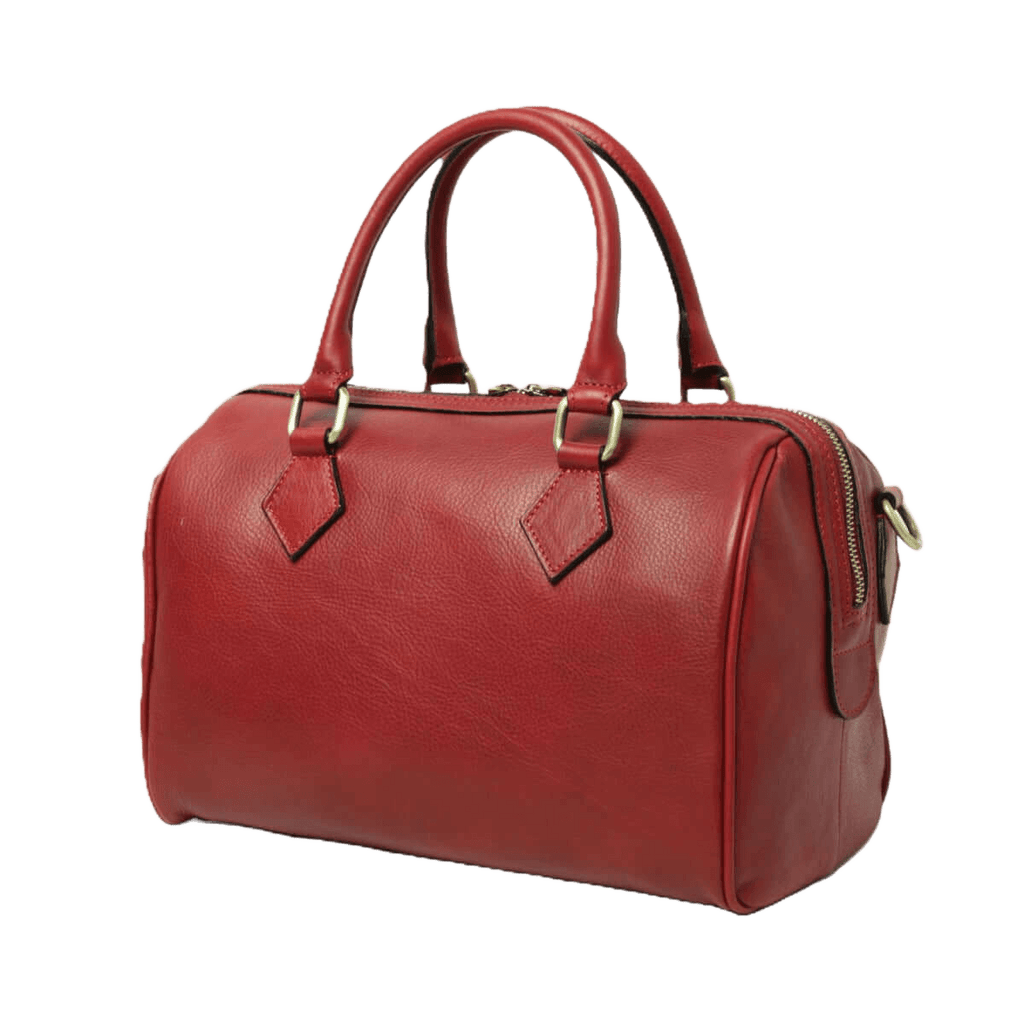 Bauletto in pelle rossa con due manici, targhette decorative e tasche laterali.