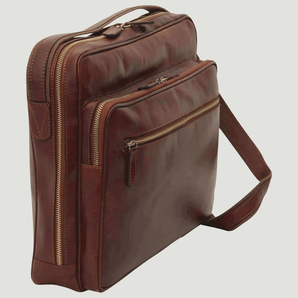Borsa messenger in pelle marrone con chiusure a zip su più scomparti