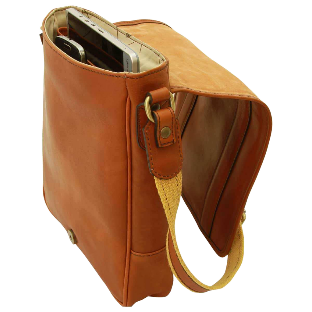 Borsa messenger in pelle cognac aperta con scomparto interno e tracolla