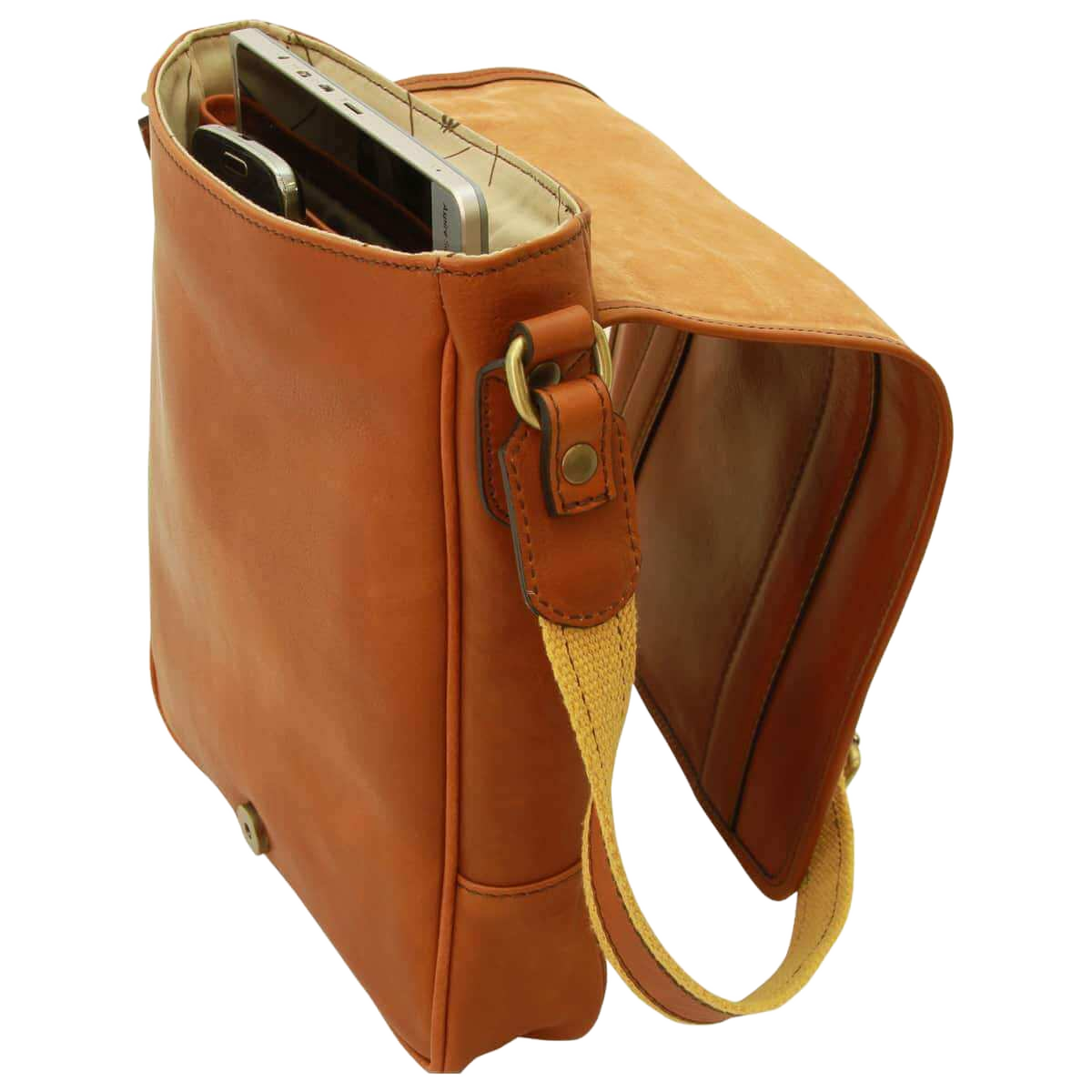 Borsa messenger in pelle cognac aperta con scomparto interno e tracolla
