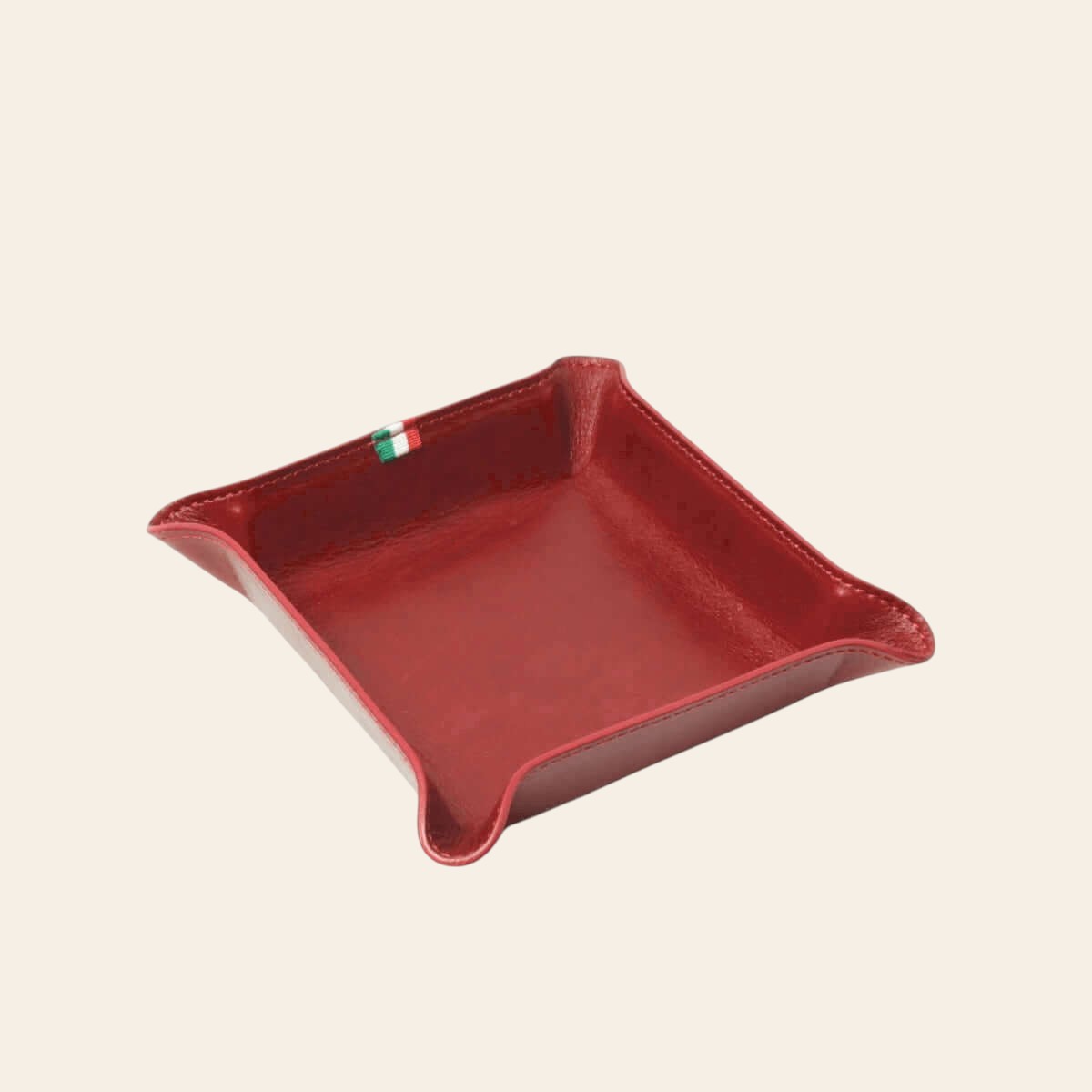 Vuotatasche in pelle rossa con bordo rialzato, forma a vassoio