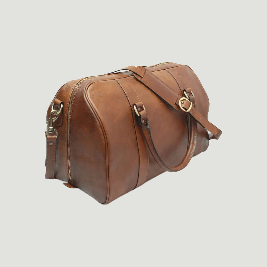 Borsa da viaggio in pelle castagna con tracolla regolabile e fibbie metalliche