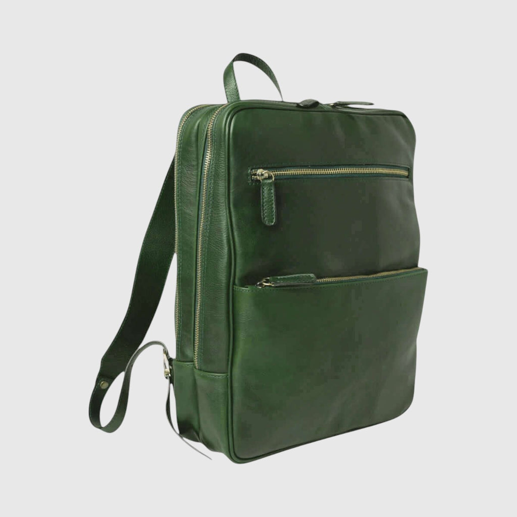 Zaino in pelle verde con zip laterale e tasca frontale, spallacci regolabili e maniglia.