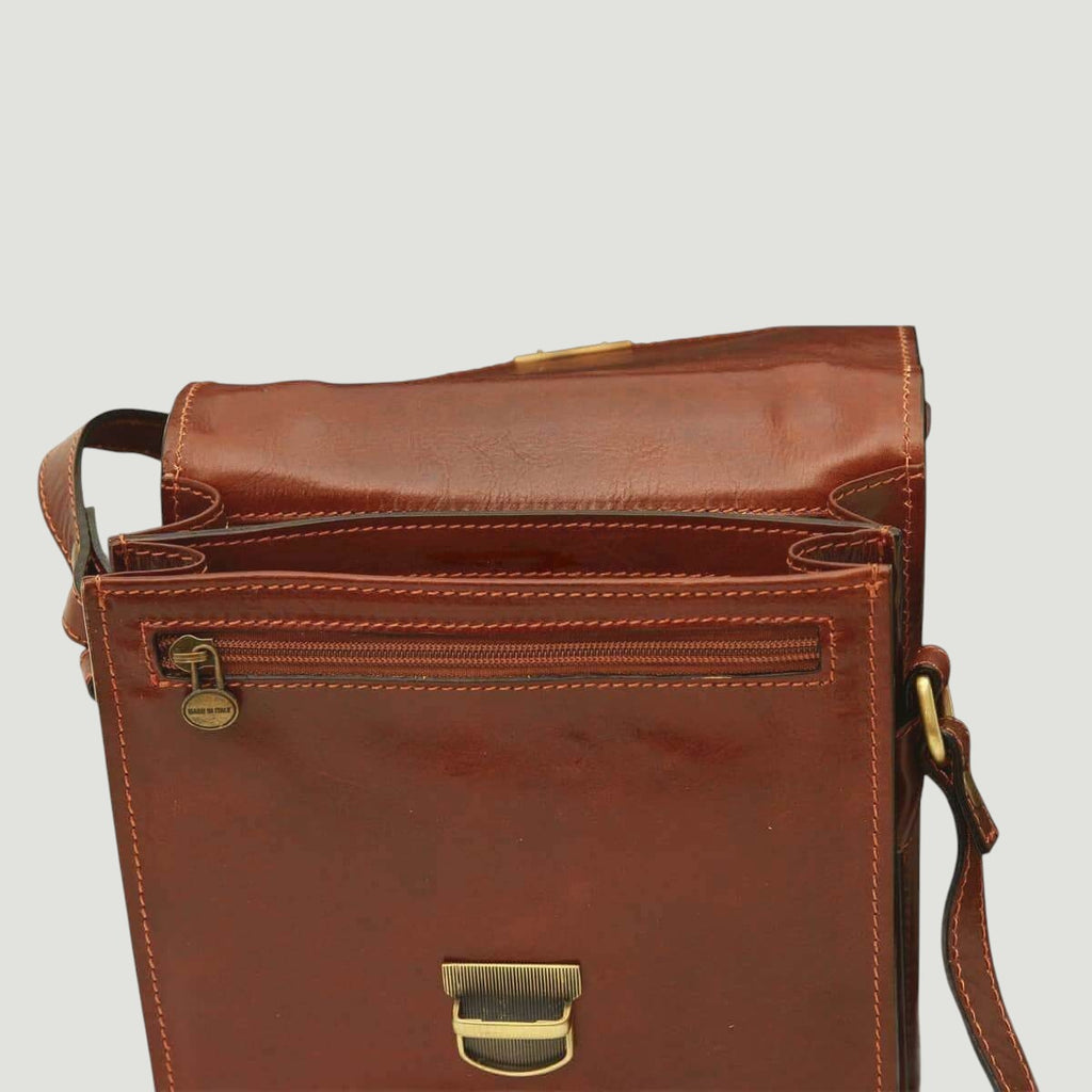 Borsa a tracolla in pelle marrone con patta e fibbia, zip orizzontale frontale