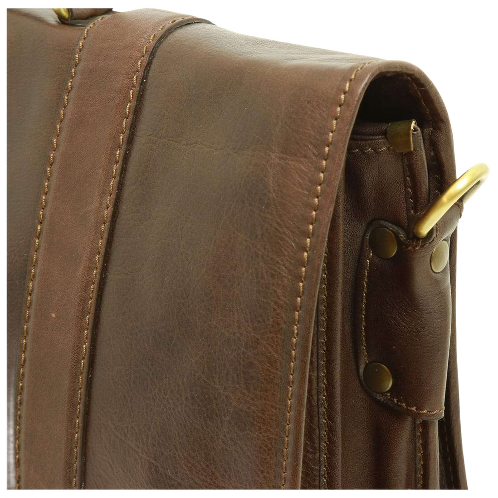 Cartella in pelle marrone scuro, cuciture a contrasto e bottoni metallici.