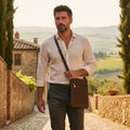 Borsa a tracolla in pelle marrone scuro Old Angler, con tracolla regolabile e pattina frontale