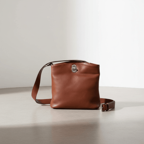 Borsa a secchiello in pelle marrone con tracolla regolabile e fibbia