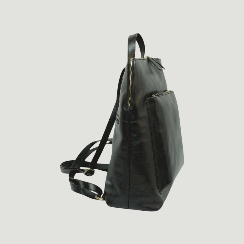 Zaino in pelle nero di lato con zip superiore e tracolla regolabile