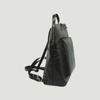 Zaino in pelle nero di lato con zip superiore e tracolla regolabile