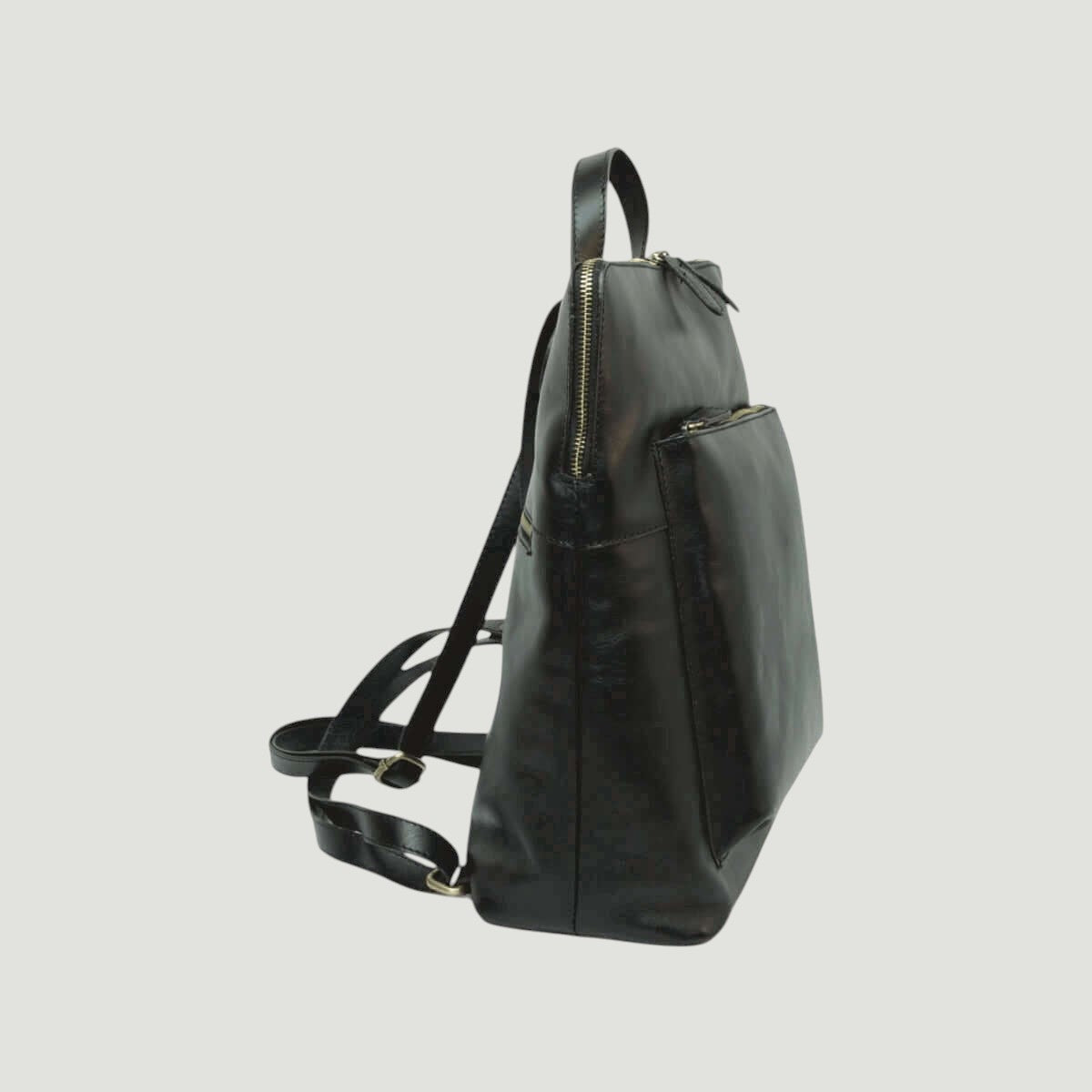 Zaino in pelle nero di lato con zip superiore e tracolla regolabile