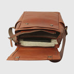 Zaino in pelle marrone con zip e interno chiaro, patta superiore con bottoni.